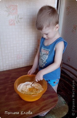 Высыпать в чашку все ингредиенты, кроме изюма и хорошо перемешать. Это мой сыночек Дима))). Когда я пеку пирог, без его помощи не обходится))). (фото 3)