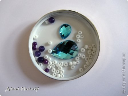 Камни (жадеит фиолетовый 6мм. и мелкие около 3мм.), бисер(китайский, крупный) и вот такие капельки (как называются не знаю)
На фото показаны камушки на 1 серьгу.
Бисера сколько потребуется, я большая капля, 1 маленькая капля, 4 крупных камня и 5 поменьше.
(фото 2)