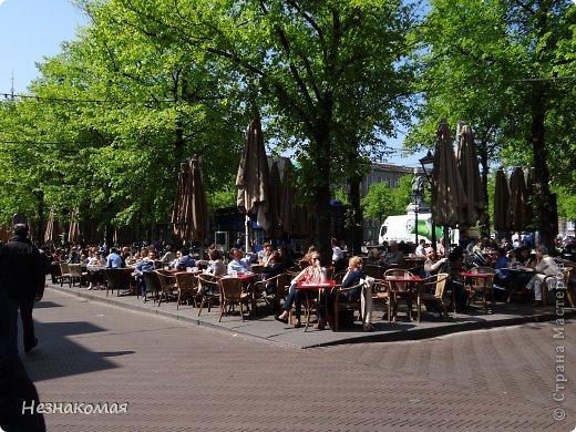 Чудесная площадь Plein в центре города. Там много кафе и ресторанов. Когда тепло то все стараются кушать на свежем воздухе. И наш гид рассказывал, что именно на этой площади в обеденный перерыв чаще всего обедают их министры и должностные лица. Мы приехали когда обеденное время уже заканчивалось и никого не встретили. Я для себя решила , что если здесь обедают министры, то цены должны быть заоблачные. Ан нет! Мы тоже там пообедали и цены такие же как и в обычных кафе и ресторанах. (фото 23)