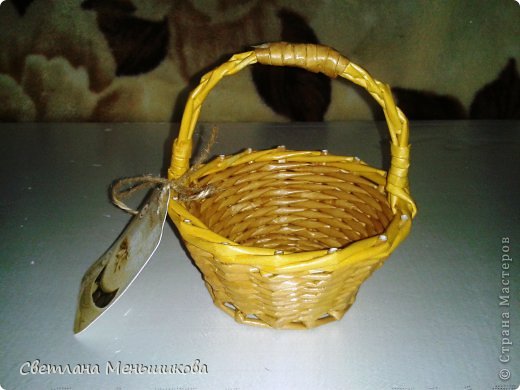 Эту мини корзинку сплела для девушки ассистентки врача. Вот ручка косяк вышла. Времени было в обрез, не стала переделывать. (фото 4)