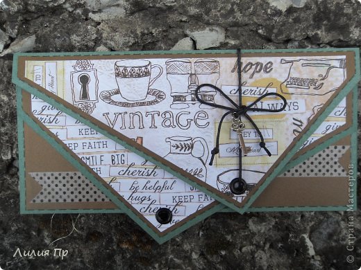 Вот, наткнулась на мк необычного конверта http://omsk-scrapclub.blogspot.ru/2014/04/blog-post_24.html
Заодно и испытала свой новый инструмент - установщик люверсов (фото ниже) :)
Завязывается на веревочку с ключиком. (фото 1)