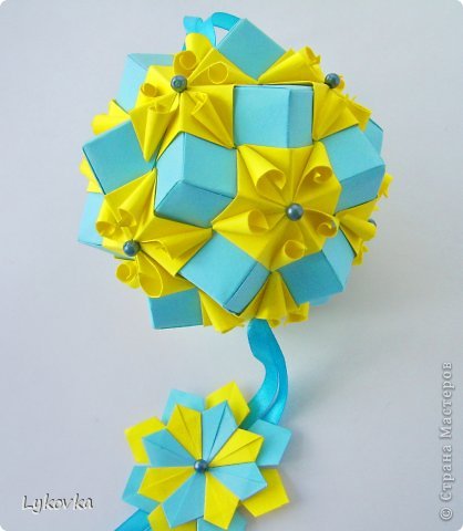 Кусудама в цветах флага Украины (стр.62 А  книга "Lovely Kusudama Flower Ball"Tomoko Fuse )
 (фото 5)