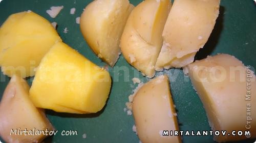 Дальше очищаем от кожуры и режем такими кусками, которыми нанизаем на шампур (фото 3)