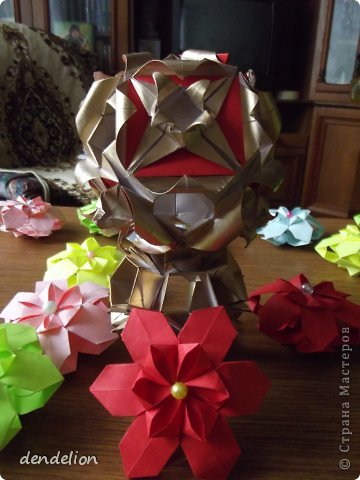 Кусудама "Песочный клевер" по схеме Martin Andersen  http://planetaorigami.ru/2012/05/kusudama-pesochnyj-klever-po-sxeme-martin-sejer-andersen/  в окружении прелестного цветочка Florucha http://www.youtube.com/watch?v=-A_KArm4n90&list=UUGFfLZYrmYqABA3Gdg3xjnQ
 (фото 1)