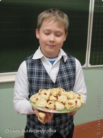 А вот и сам участник приготовления этой вкусняшки. А также мама, с пылу - жару принесла нам..... (фото 2)