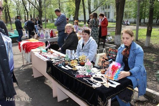 А здесь мастерицы постарше, да и работы у них посерьёзнее... (фото 22)