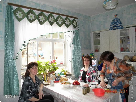 Все той же компанией вечер мы начали на кухне. Света показала как ОНА варит уху и жарит рыбу в сухарях. В нашем регионе традиционно мужчины "любят" рыбалку. Муж подруги не исключение. Весна пора УХИ. В каждом доме у этого супчика свой рецепт и вкус. В моей семье уха вкусна, а Светина еще лучше. (фото 3)