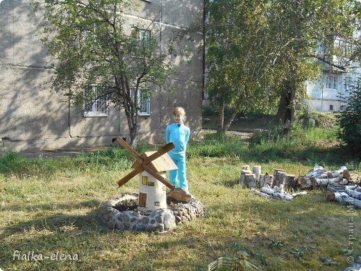 Ну и напоследок к концу лета появилась вот такая мельница. Надеюсь, что прогулка по нашему двору вам понравилась. Да, чуть не забыла... Мы участвовали в городском конкурсе " Цветы у дома" в номинации "Лучшая дворовая клумба" и заняли 3 место. А на всех фотографиях позирует мой главный помощник и критик- дочка Полина. Спасибо всем, кто досмотрел до конца. (фото 11)