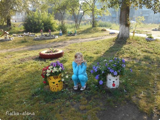 Всем добрый вечер! Приглашаем вас на прогулку по нашему чудесному дворику. Всё началось несколько лет назад, когда во дворе посадили несколько клумб с цветами. А потом стало скучно сажать цветы просто в шины от колёс и понеслось.... (фото 1)