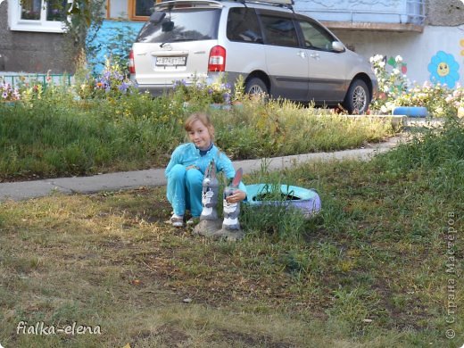 Из бутылок  появились два зайца. Чтобы не убежали были посажены на пеньки и укреплены цементом. (фото 2)