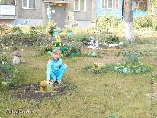 Из старой люстры с помощью цемента сотворились чудесные черепашки. Из другого абажура сделали грибы. (фото 3)