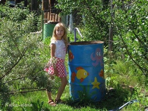 Рядом с этой бочкой летом надуваем бассейн. (фото 16)