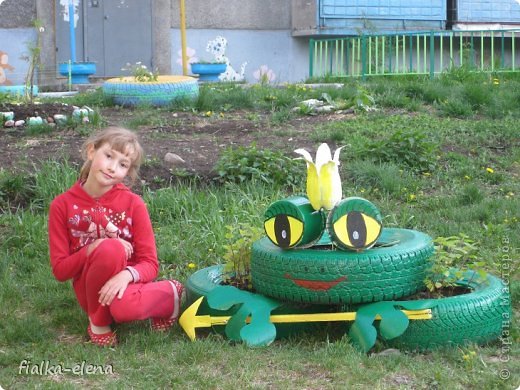 А эта царевна-лягушка радовала даже зимой, выглядывая из-под снега. (фото 4)