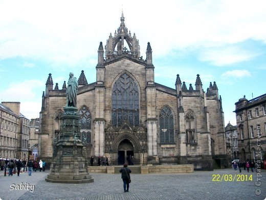 На этой улице находятся легендарный собор Святого Жиля /Джайлса (St Giles’ Cathedral). Святой Жиль (он же Эгидий) считается заступником калек и прокаженных, а так же, по совместительству, покровителем Эдинбурга. (фото 35)