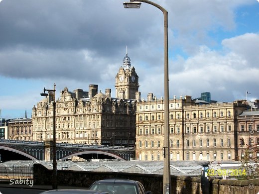 Железнодорожный Вокзал Уэверли- ( Edinburgh Waverley railway station -расположен в низине между средневековым Старым  городом и Новым городом XVIII века. Над ним проходит Северный мост. Ранее на этом месте находилось озеро Нор Лох, которое пришлось осушить в целях расширения границ города. Это произошло в 1820 году, после чего основная часть полученной территории была отдана под парк. (фото 53)