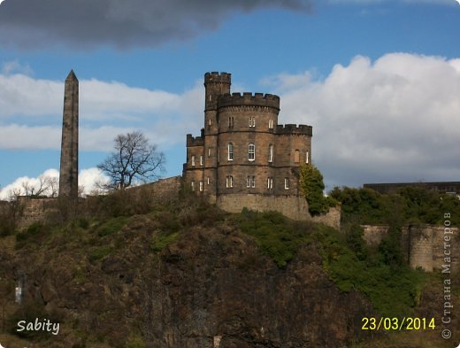 Calton Hill, холм в центре города Эдинбург, к востоку от улицы Принцесс-стрит и включен во Всемирное наследие ЮНЕСКО. На холме Calton Hill находится штаб-квартира шотландского правительства, которая основана в Доме Святого Андрея. (фото 55)