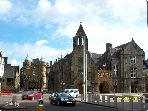 Дворец Холирудхаус (Palace of Holyroodhouse) , бывший когда-то местом заговоров, убийств и политических интриг -  скрыт от чересчур любопытных туристов элегантной чугунной решеткой - сегодня он служит официальной резиденцией британской королевы. Дворец построен на месте Холирудского аббатства, основанного еще в XII веке королем Давидом I. Пожалуй, самой известной обитательницей Холирудского дворца была Мария Стюарт. Здесь Мария Стюарт провела самые мрачные дни своей жизни.  (фото 37)