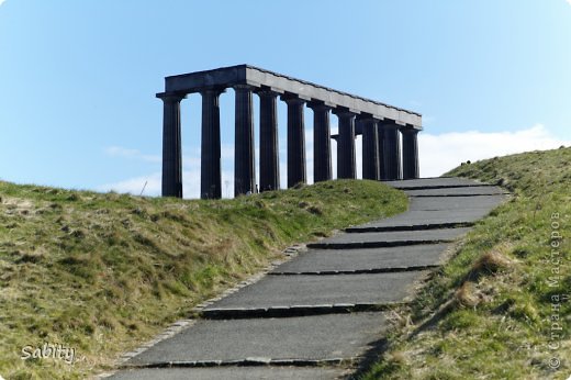 На  холме Кэлтон (Calton Hill) находится Национальный монумент Шотландии — он почти полная копия афинского Парфенона. (фото 58)