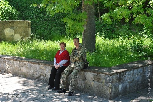 Знакомьтесь: в пейзаже монастыря Сурб Хач мои родные муж и свекровь.  (фото 7)