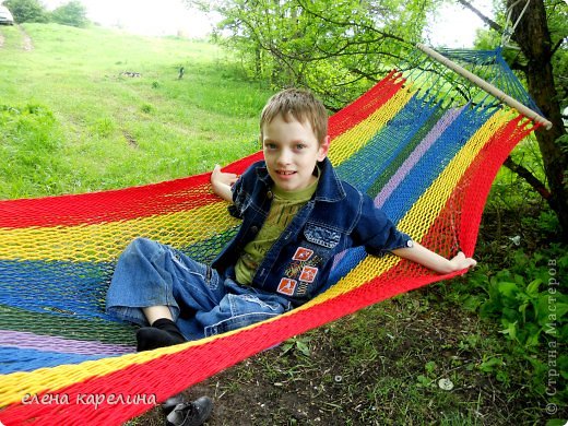 Сын моей подружки Георгий в гамаке. Заканчивает 2 класс, читал нам стихи о войне и поздравлял с днем победы, мы не ожидали и аж прослезились. (фото 16)