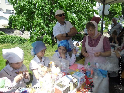 Вот эти мячики уже в Москве, на празднике в Марфо - Мариинской обители "Белый цветок" 18 мая 2014г. Там я проводила мастер - классы по народной кукле. (фото 10)