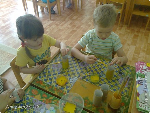 как всё начиналось....
раскрасили жёлтой краской рулончики от туалетной бумаги....(гуашь + клей ПВА, чтобы краска не размазывалась) (фото 2)