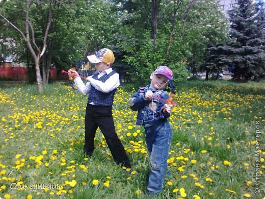 А вот мои мальчишки на прогулке. Вооружены! с такими ничего не страшно!)))) (фото 23)