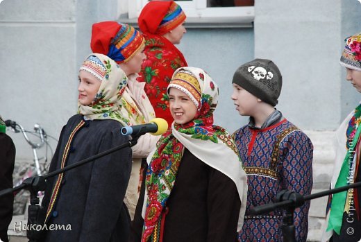 пели, плясали, освещали куличи и яйца 

Обратите внимание на шапку у мальчика :) (фото 7)