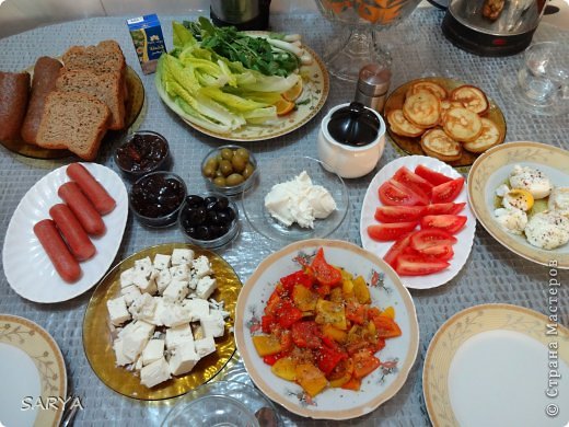 Красный или желтый мясистый перец испечь в духовке или над огнем очистить от кожуры нарезать посыпать тимьяном и паприкой полит оливковым маслом. (фото 6)