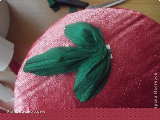 и клеим к кусочку двухстороннего скотча (фото 8)