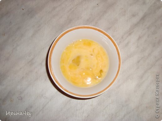 4. Когда закипит вода, положить в неё картофель.
5. Минут через 5 после закипания воды с картофелем положить рыбу.
6. Взбить яйца. (фото 4)