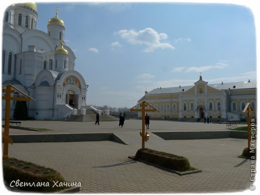 Вид на храм Александра Невского там же и трапезная и для паломников и для монахинь. (фото 25)