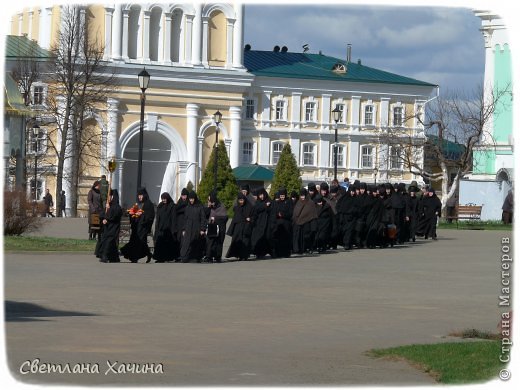 Это уже после крестного хода матушки идут в трапезную. (фото 34)