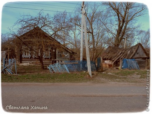 Не смогла удержаться, сфотографировала. Уж больно живописная избушка. Это по дороге на источники в другом конце села. Давно мне этот домик глаз цеплял. Муж сначала фыркнул что-то типа- «тоже мне достопримечательность» и «на фига?!» потом, уже дома, когда смотрели фотографии, сказал, что наверно я права и через пару лет его не будет…. 
Эти дома, как люди, старенькие и никому не нужные, доживают свой век и уходят на всегда… я потом их очень много запечатлела, но уже в Нижнем.
 (фото 46)