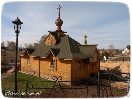 Пантелиимоновский источник, и очень большая купальня. Очень удобная, потому что большая. В маленькой сложнее окунаться, мне во всяком случае. Я поэтому и в Цыгановке на источнике в купальню не пошла, людей не было я прямо с мостков и нырнула. Нет замкнутого пространства, ничего не сковывает. (фото 51)