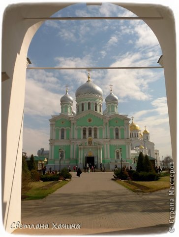 Вид на Троицкий собор через арку колокольни.  (фото 5)