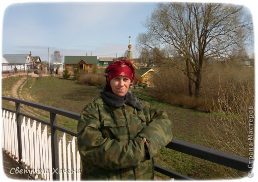 С погодой нам тоже очень повезло- понюхали все времена года и зиму и весну, и в Нижнем даже лето прихватили. Но очень нам не лишними оказались Сашины армейский куртки, племянник снабжает списанной формой. Я когда попросила достать для меня курточку, утром на службу собралась очень рано, он заинтересованно вопросил – «как я буду в этом выглядеть?!» на что я ответила, что мне всё равно как, главное зубы стучать не будут. И на следующий день мы оба вышагивали по селу в таком прикиде. Но там народ уже ко всему привык и на нас не обращали внимания, паломники они ведь такие странные, все с "тараканами" ))))  Но это всё-же лучше чем у нас дома летом отдыхающие являют полную противоположность- голые !! ходят по улицам. Ни чем не смущаются- "мы же сюда отдыхать приехали, вот и отдыхаем, и от культуры, и от интелекта, и от воспитания , а за одно и от стыда...."   (фото 56)