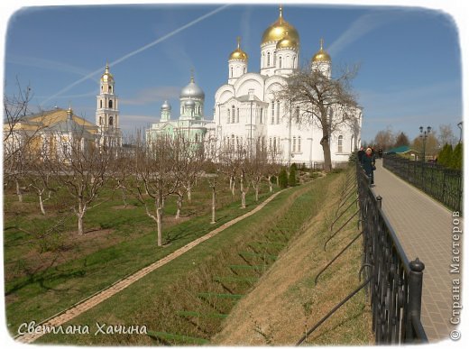 Уж столько раз я с этого места снимала монастырь и в этот раз не удержалась. В тот день меня поразили облака!  Шла по Канавке и смотрела на это интересное явление. Очень уж необычный у них вид. (фото 61)