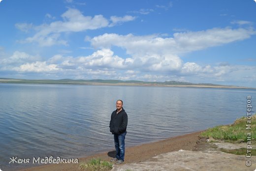 Шира — слабосолёное озеро, несмотря на то, что в него с восточной стороны впадает небольшая речушка Сон. Водное зеркало озера протянулось на 9,5 км при наибольшей ширине 5 км, максимальная глубина озера — 24 м, площадь — 35 км?. На берегу озера возник ряд курортно-медицинских учреждений, объединенных под названием «Курорт "Озеро Шира"».   (фото 13)