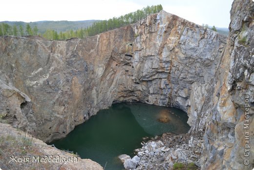 Это результат очень большой техногенной катастрофы, техногенный провал на месте закрытого в 1954 года подземного рудника недалеко от посёлка Туим. Место это поистине страшное и не только из-за глубины провала в несколько сотен метров (до воды только 127, а от поверхности озера даже измерить водолазы не смогла). А из-за того, что в этом месте трудились узники сталинских лагерей 25000 человек.  Месторождение отрабатывалось подземным способом. В результате взрывных работ кровля рудника проседала и позже обрушилась, образовав огромную дыру (просто рабочие неправильно рассчитали количество взрычатки). Там было столько ходов в скале, что добывающие руду люди находящиеся во время взрыва были обречены.  (фото 2)