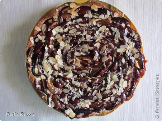Здравствуйте, мастера и мастерицы!
Хочу поделиться с вами рецептом вкуснейшего пирога. Он незаменим летом, когда начинаются свежие ягоды и фрукты, и всегда радует глаз и, конечно, желудок, зимой (замечательно подходит для замороженных или консервированных ягод или фруктов). (фото 1)