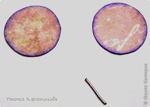 Вырезаем 2 круга диаметром примерно 2 см. Из проволоки (или скрепки) "откусываем" отрезок тоже примерно 2 см. И всё это клеим между собой! (фото 10)