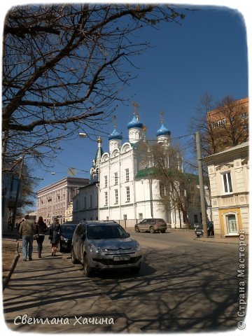 Мне очень хотелось показать мужу место, где работает моя дочь, да и самой очень было интересно ещё раз там побывать.  Туда мы в первый же день и отправились. У девчонок был выходной и нас решили выгулять, за одно и маршруты передвижения Саше показать (так как у меня хронический ландшафтный кретинизм в острой форме и доверять мне в этих вопросах не стоит). Вон они идут впереди меня, а я как всегда болтаюсь сзади всех и как китайский турист не выпускаю фотоаппарата из рук.
    (фото 3)