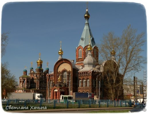  Храм Смоленский Божьей Матери. Возводилась крупным купцом-промышленником Строгановым Г.Д., развернувшим в конце 17в. в городе массовое каменное строительство храмов.
   Этот храм в другой части города- нижней. Рядом живут наши друзья. Мне посчастливилось в этом храме несколько лет назад встречать Рождество. Радмила тогда училась на первом курсе и очень скучала. А я приехала немножко поддержать дитятко. Как давно это было! Семь лет прошло…. (фото 44)