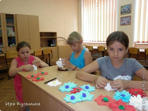  Девочки учатся в школе № 20. В школьном лагере  "Солнечный город" к празднику мы сделали цветущий флаг! Все цветочки - из салфеток. В серединке- помпоны из материалов для детского творчества. (фото 2)