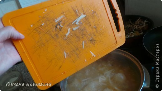 Затем добавить нерезонное мясо ,сыр ,хорошо помешать .И варить 3-4 минуты.Выключить огонь .Суп готов . (фото 8)