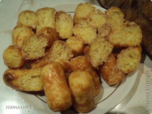 На паровой бане в глубокой таре (миске, кастрюльке) растопить масло.Затем положить конфетки и топить.Когда все растопиться, хорошенько размешать.Не снимая с паровой бани по немного добавлять кукурузные палочки и перемешивать. Когда все палочки выложили и довели все до однородности, выложить массу частями на пищевую пленку и скатать колбаски.Готовые колбаски поставить в холодильник до полного остывания.Перед нарезкой пленку снять.Время приготовления занимает 15-20 минут и минут 15 остывания. Вот и все!Ваши детки будут довольны!Приятного аппетита! (фото 3)