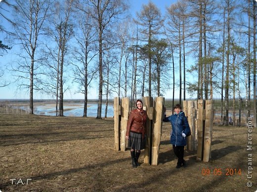 В 2013 году в древнем городе появилось несколько современных арт-объектов. Один из них находится на Вятском городище, если не ошибаюсь "памятник лесозаготовкам". Девушки увидели его впервые, охали и ахали... Кто? Когда? Сделал это? Чуть подробнее есть материал здесь https://podjem-tal.ru/node/659022 (фото 13)