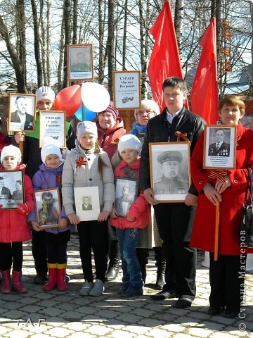 Бессмертный полк в нашем городке пока небольшой, но в этом году участников больше, чем в предыдущем. Портрет прадеда Васюкова Макара Егоровича несла племянница Марина. Мы с приятельницами торжественно обещали на будущий год изготовить портреты дедушек и присоединиться к бессмертному полку. (фото 2)