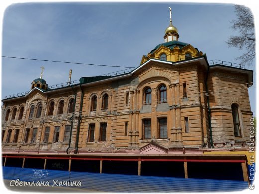 Это здание на улище Грузинская. Епархия его сейчас активно реставрирует, девочки иногда там работают на уборке. Что там будет Радмила не знает, предполагается, что будет приёмная владыки, домовая церковь, раньше был монастырский приют. Милка возмущалась, когда я стала его снимать, обещала сфотографировать уже отреставрированное, но я подумала, что потом будет уже не то. Будет красиво, чисто, прилизанно, но… евроремонты иногда убивают. Может я и не права. (фото 3)